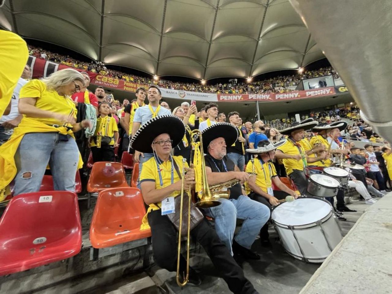 Egal, pe muzică de mariachi! Ce formație celebră a dat ritmul din peluză la meciul cu Israel_15