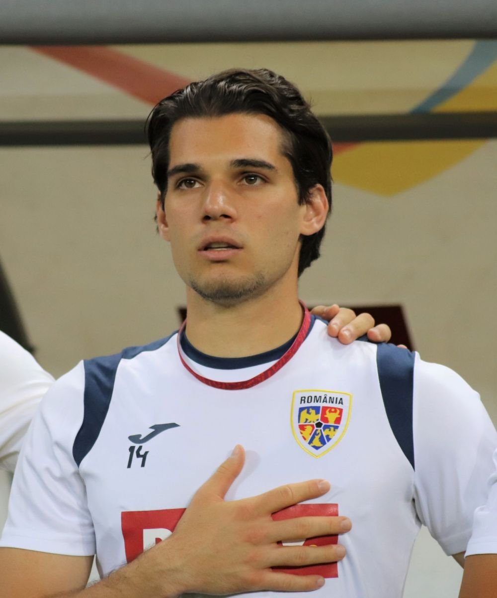 Ianis Hagi, nemulțumit și el la meciul cu Israel? A plecat la vestiare, după ce a salutat galeria în grabă_10