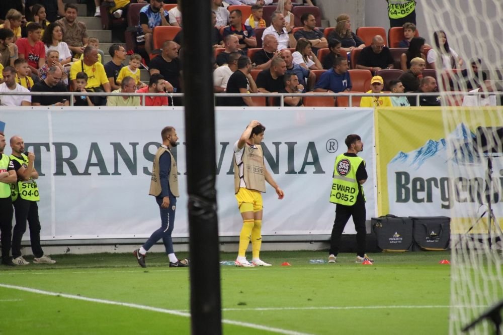 Ianis Hagi, nemulțumit și el la meciul cu Israel? A plecat la vestiare, după ce a salutat galeria în grabă_11