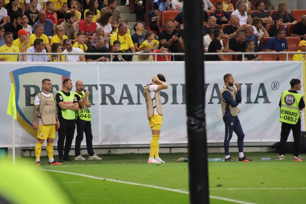 Ianis Hagi, nemulțumit și el la meciul cu Israel? A plecat la vestiare, după ce a salutat galeria în grabă_12