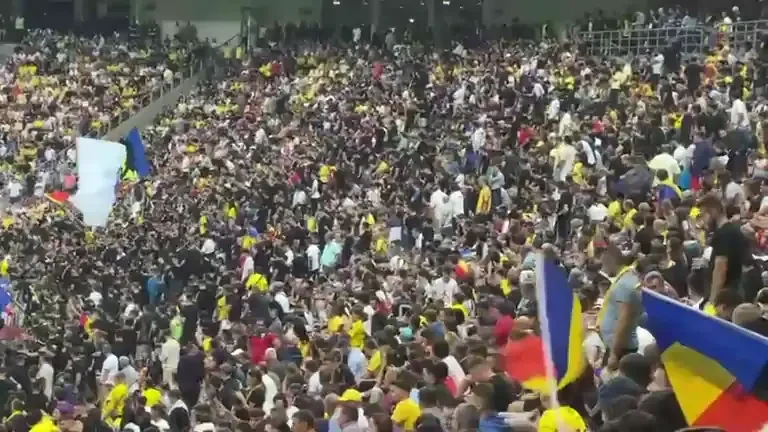 Ultrașii din "Uniți sub tricolor", huiduiți de restul suporterilor la România - Kosovo