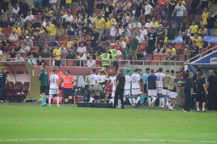 Ultrașii rom&acirc;ni, vocali &icirc;n timpul intonării imnului Kosovo: Ce mesaj provocator au transmis?