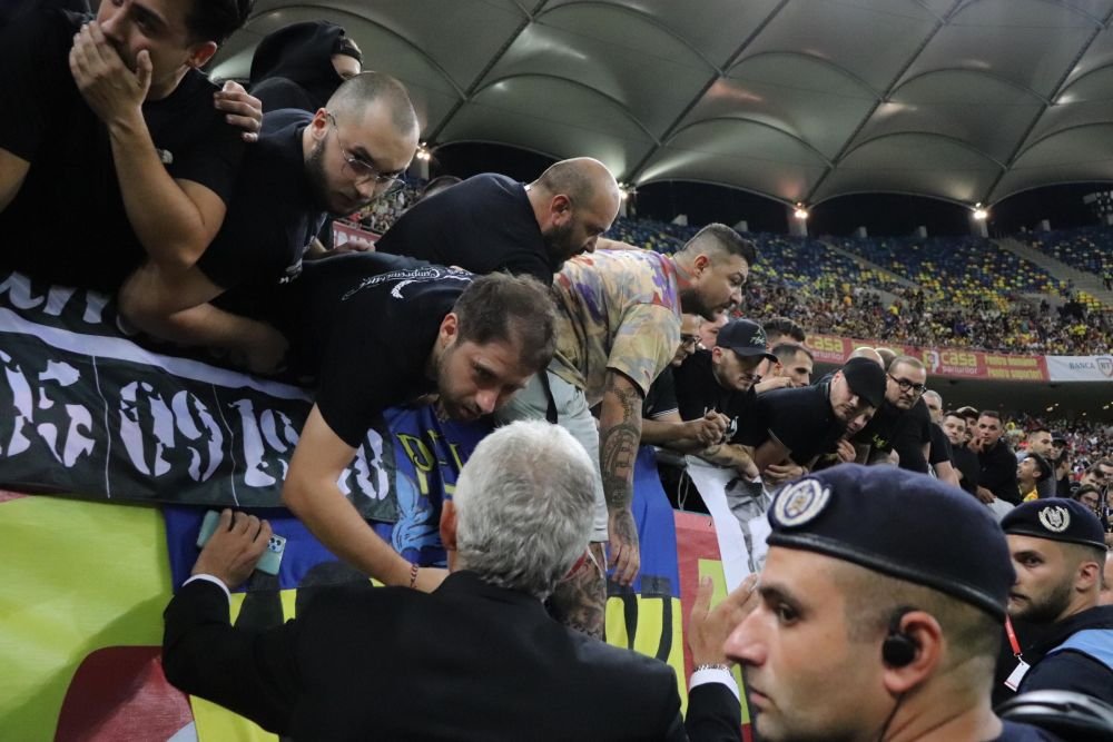 Cine sunt ultrașii huiduiți de întreg stadionul care au afișat bannerul 