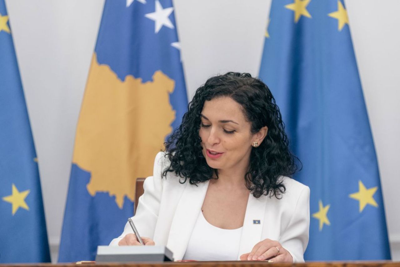 Președinta din Kosovo, Vjosa Osmani, încă tace, federația de la Priștina reacționează după meciul cu România: ”O provocare periculoasă”_1