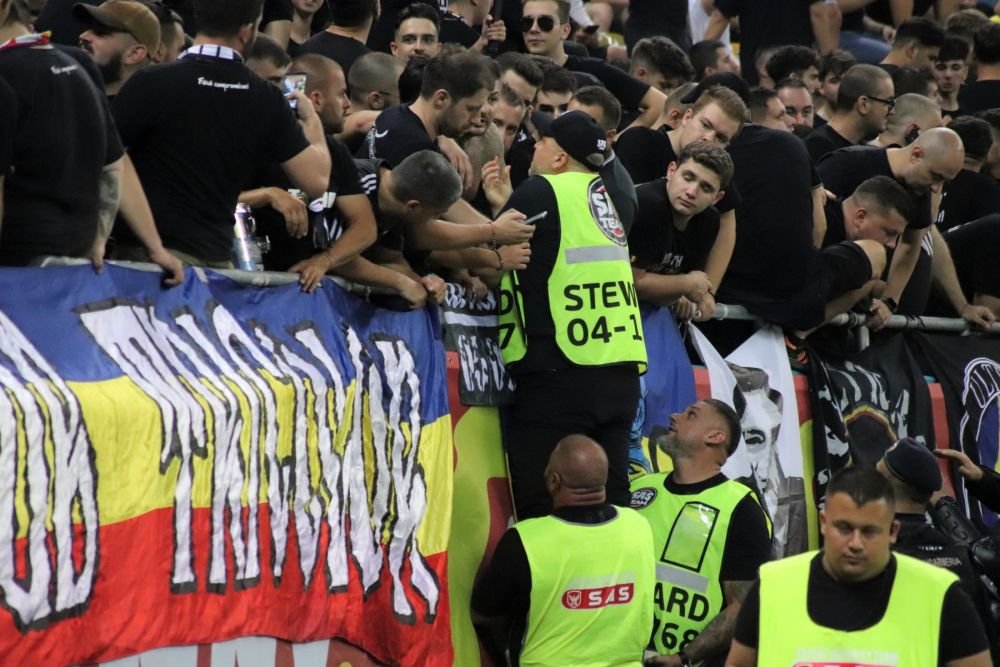 Un cunoscut om de fotbal sârb apără gestul ultrașilor români: 