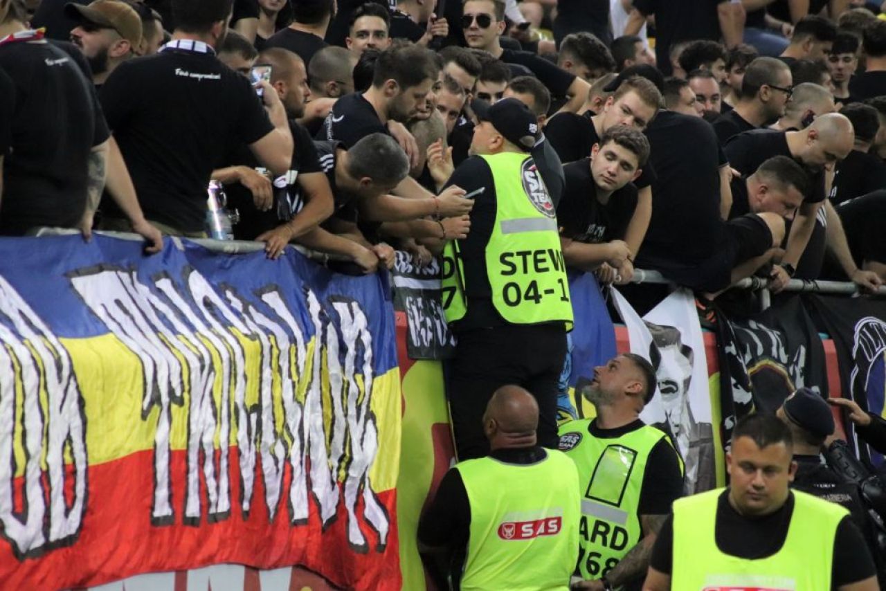 Un cunoscut om de fotbal sârb apără gestul ultrașilor români: