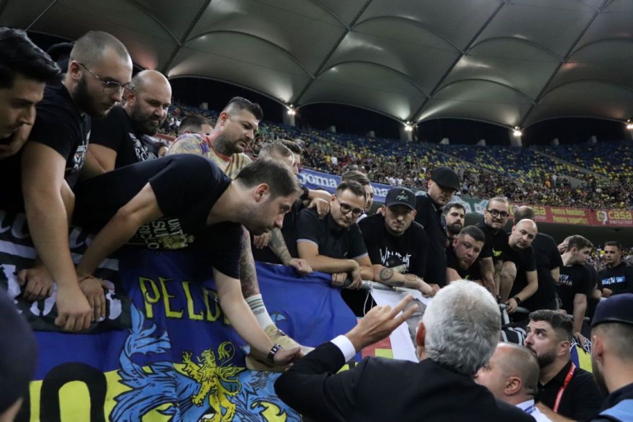 Un cunoscut om de fotbal sârb apără gestul ultrașilor români:
