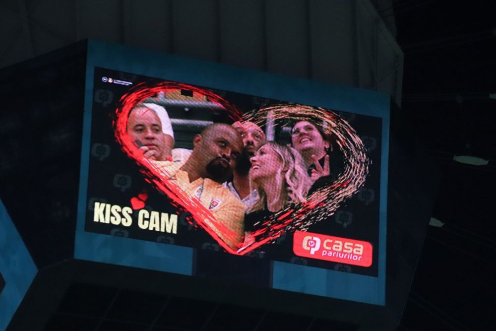 Cabral, surprins de Kiss Cam la meciul cu Kosovo! Cum au reacționat vedeta tv și soția sa_8