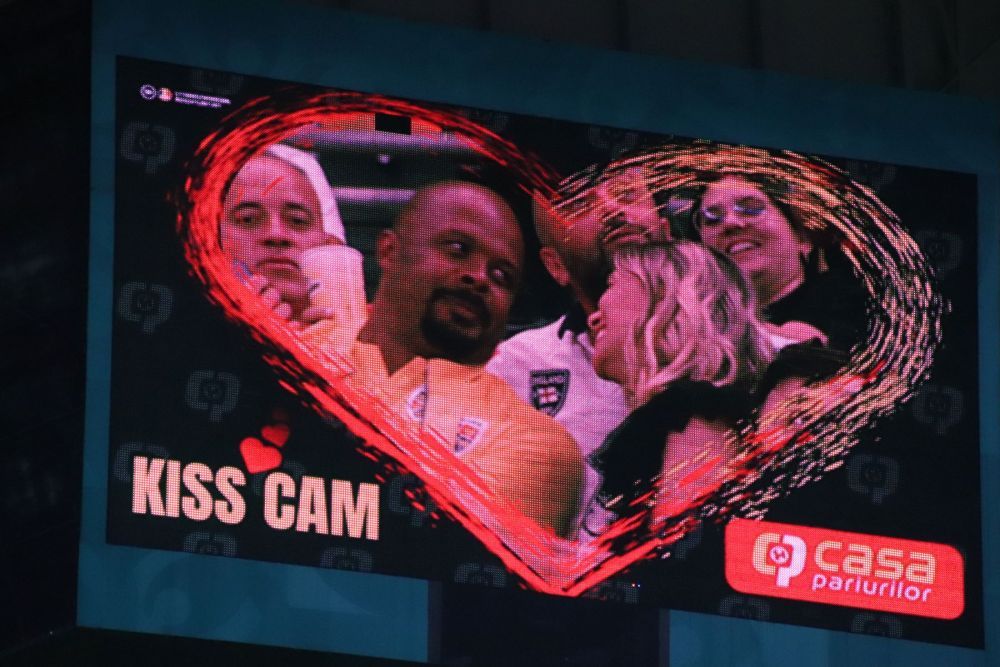 Cabral, surprins de Kiss Cam la meciul cu Kosovo! Cum au reacționat vedeta tv și soția sa_12