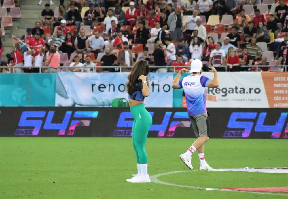 Ele sunt fetele care au intrat pe gazon și au întors toate privirile la meciul Dinamo - FCU Craiova!_4