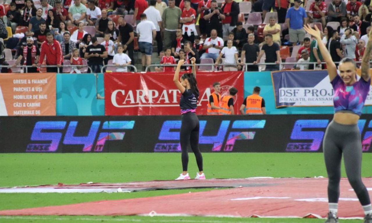 Ele sunt fetele care au intrat pe gazon și au întors toate privirile la meciul Dinamo - FCU Craiova!_5