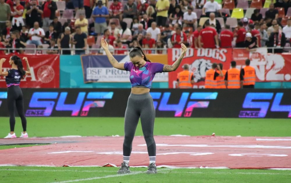 Ele sunt fetele care au intrat pe gazon și au întors toate privirile la meciul Dinamo - FCU Craiova!_8