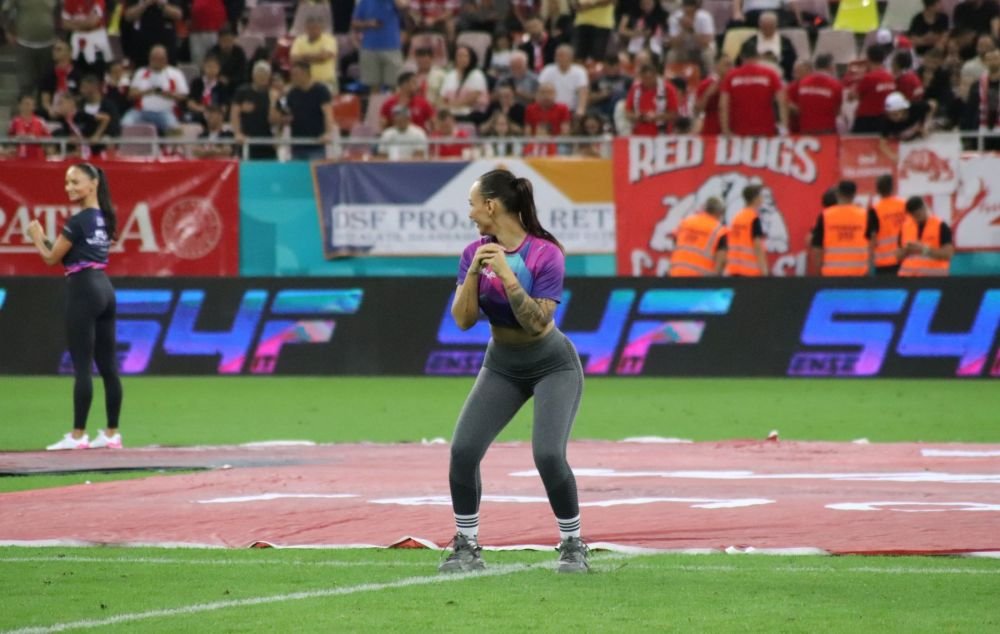 Ele sunt fetele care au intrat pe gazon și au întors toate privirile la meciul Dinamo - FCU Craiova!_9
