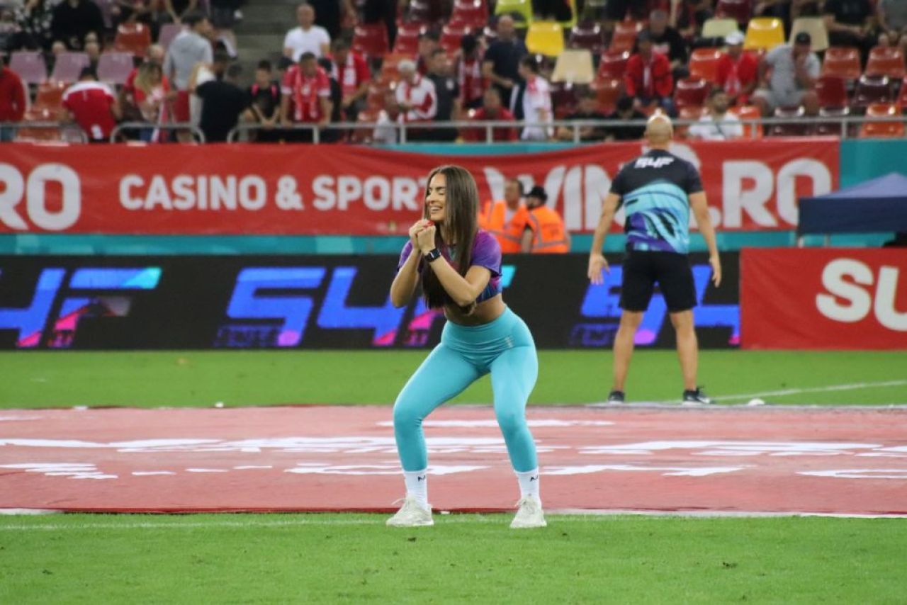 Ele sunt fetele care au intrat pe gazon și au întors toate privirile la meciul Dinamo - FCU Craiova!_10