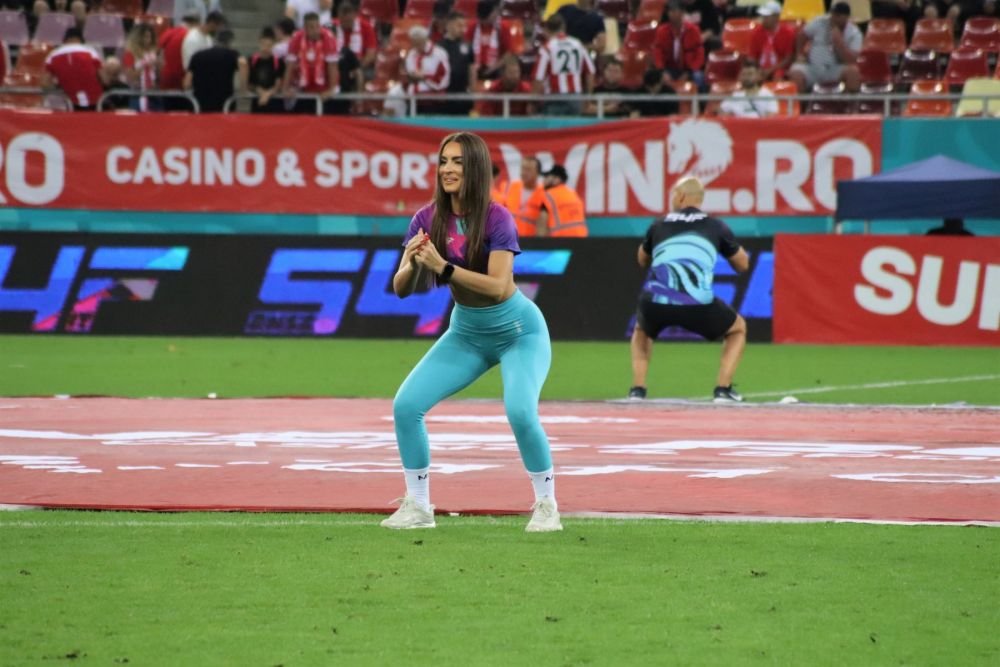Ele sunt fetele care au intrat pe gazon și au întors toate privirile la meciul Dinamo - FCU Craiova!_13