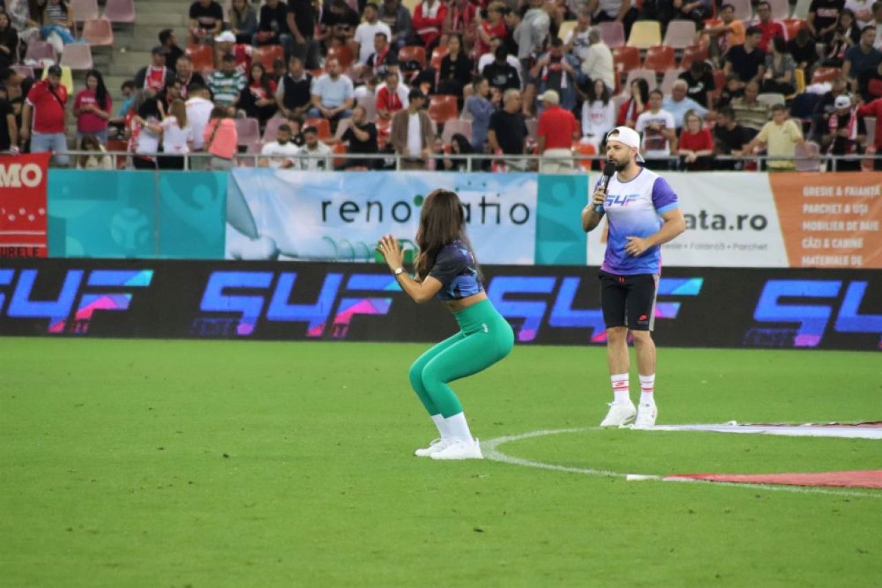 Ele sunt fetele care au intrat pe gazon și au întors toate privirile la meciul Dinamo - FCU Craiova!_14