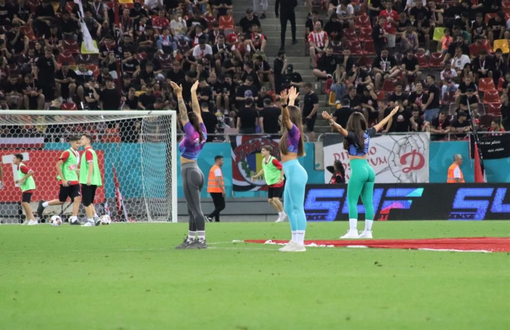Ele sunt fetele care au intrat pe gazon și au întors toate privirile la meciul Dinamo - FCU Craiova!_17