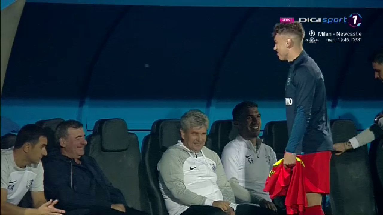 Un jucător de la FCSB s-a dus direct la Hagi înainte de startul meciului cu Farul_28