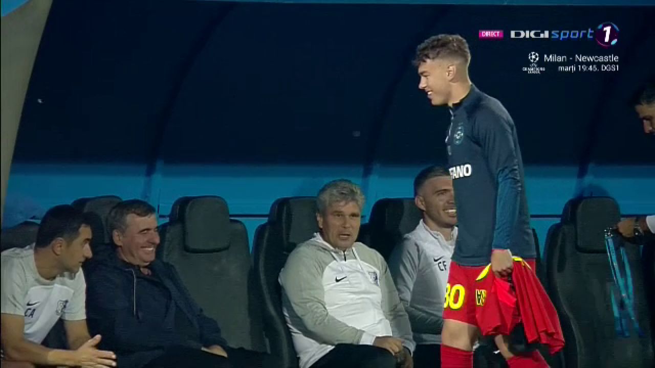 Un jucător de la FCSB s-a dus direct la Hagi înainte de startul meciului cu Farul_31
