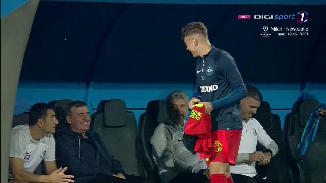 Un jucător de la FCSB s-a dus direct la Hagi înainte de startul meciului cu Farul_35