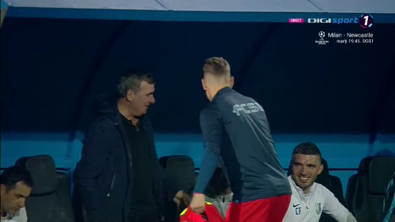 Un jucător de la FCSB s-a dus direct la Hagi înainte de startul meciului cu Farul_45