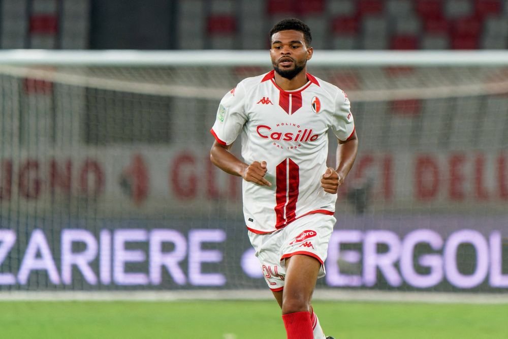 Malcom Edjouma, ”un obiect misterios” la invincibila Bari! Ce s-a întâmplat în ultima etapă din Serie B_3