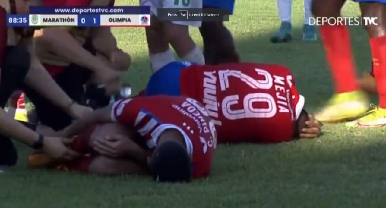 „E de închisoare?” Cea mai „sălbatică” intrare din istorie: a rupt doi adversari, apoi s-a luat de arbitru_3