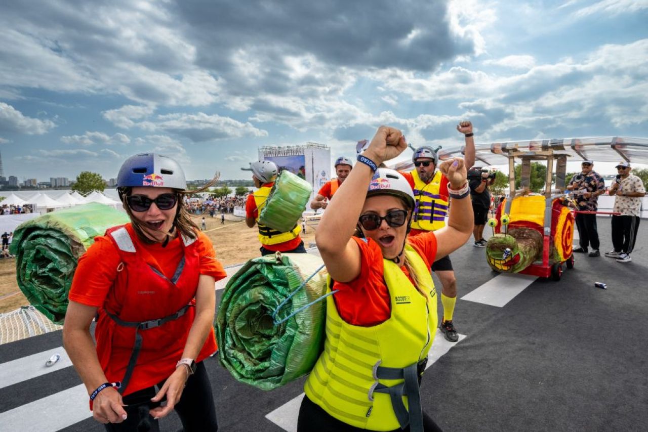 38 de piloți trăsniți au sfidat gravitația la Red Bull Flugtag cu mașinăriile lor zburătoare_2