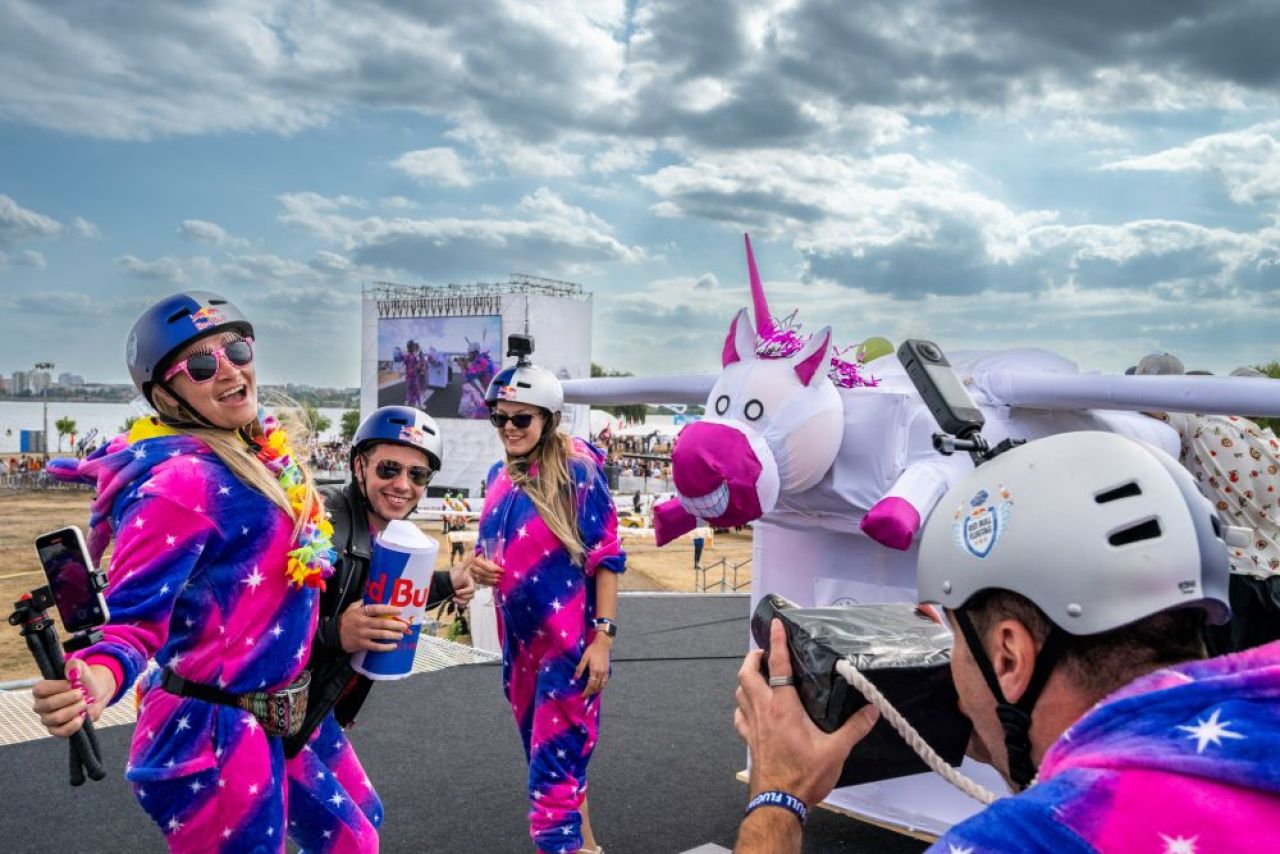 38 de piloți trăsniți au sfidat gravitația la Red Bull Flugtag cu mașinăriile lor zburătoare_3