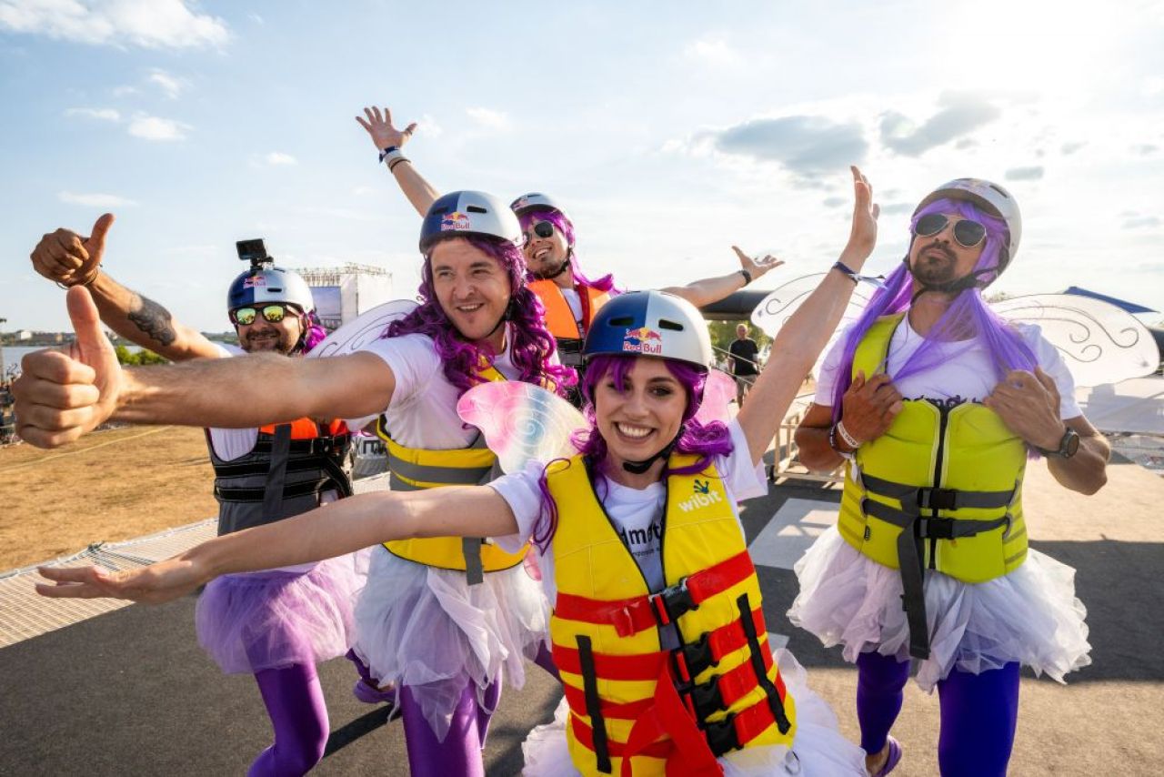 38 de piloți trăsniți au sfidat gravitația la Red Bull Flugtag cu mașinăriile lor zburătoare_4
