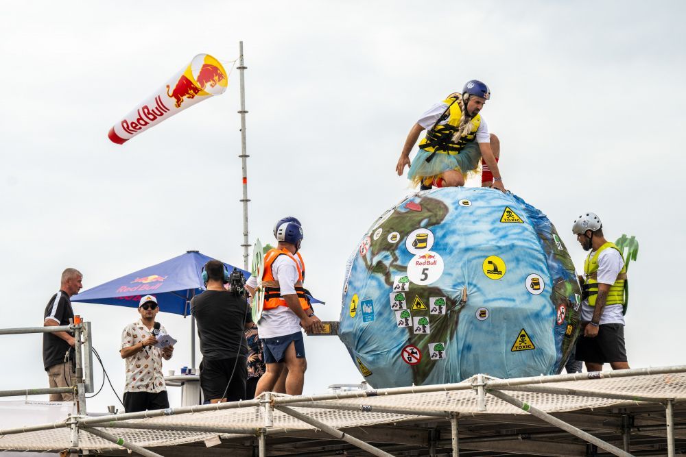 38 de piloți trăsniți au sfidat gravitația la Red Bull Flugtag cu mașinăriile lor zburătoare_5