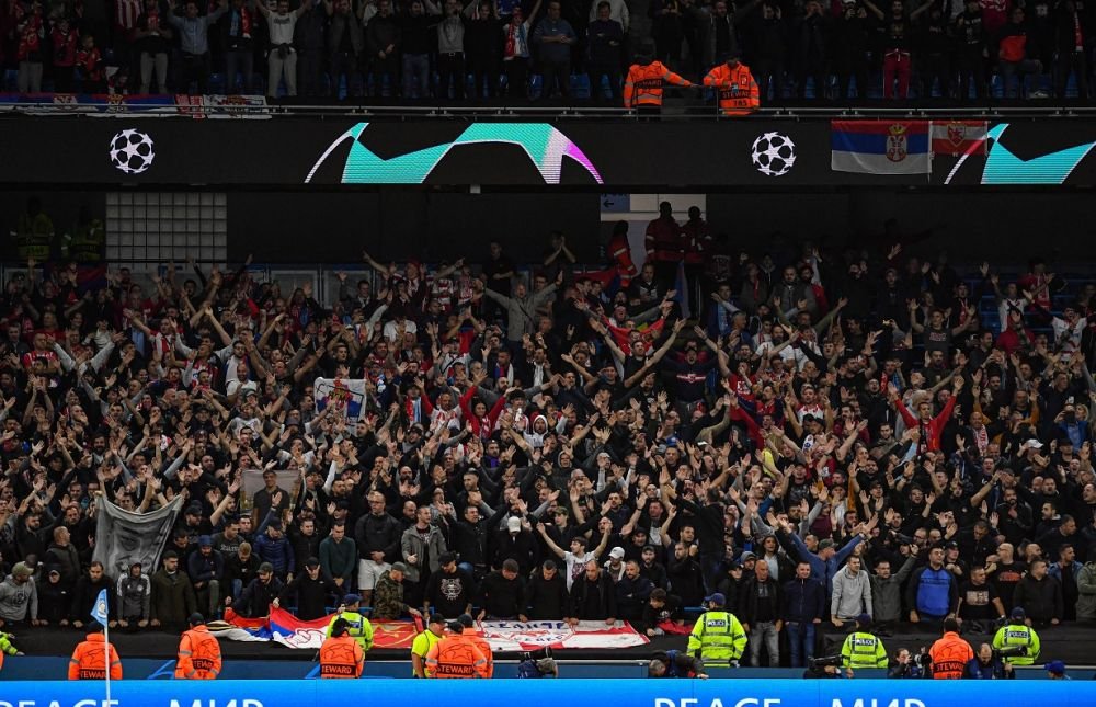Ultrașii s&acirc;rbi au ironizat-o pe Manchester City pe Etihad, dar au primit replica imediat