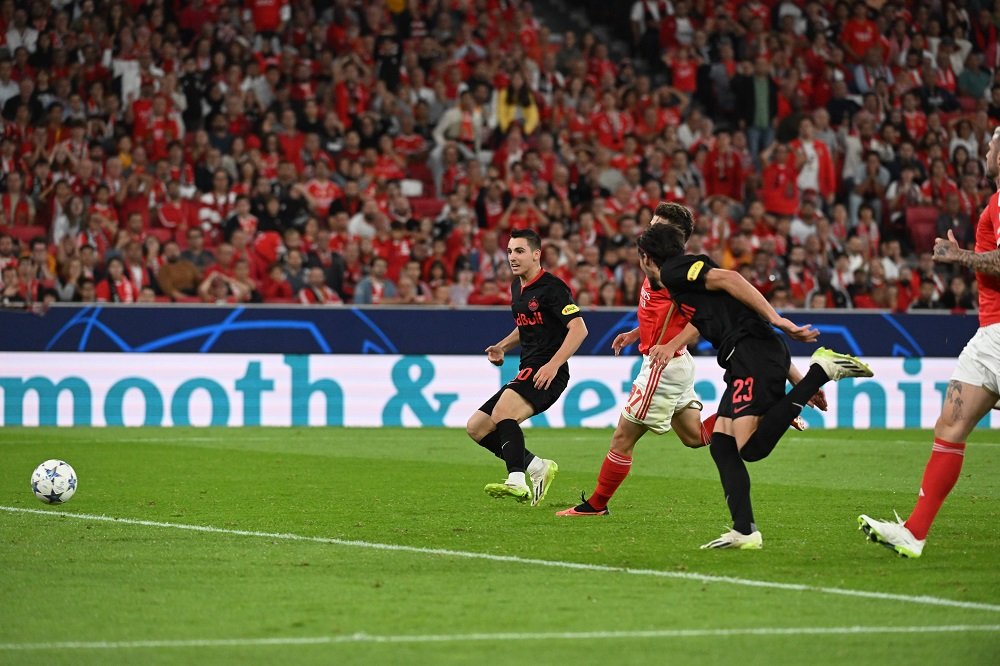 Tăurașii! Red Bull Salzburg a aliniat cea mai tânără echipă din istoria Champions League în 2-0 cu Benfica Lisabona în deplasare_8
