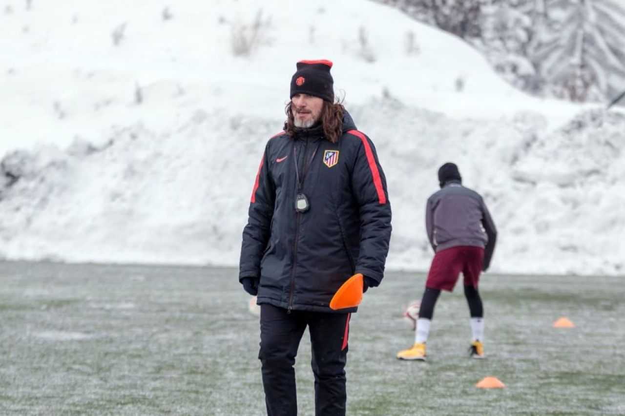 Antrenorul plecat în vară de la FCSB a semnat cu Jiul Petroșani! Imagini spectaculoase cu noul tehnician din Valea Jiului_7