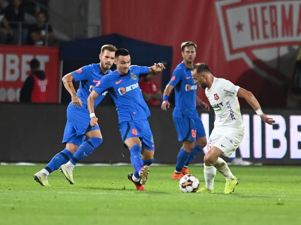 Facă-se voia sa! :) Trei schimbări pentru FCSB la pauza meciului cu Hermannstadt! Favoritul Șut a fost &icirc;nlocuit&nbsp;
