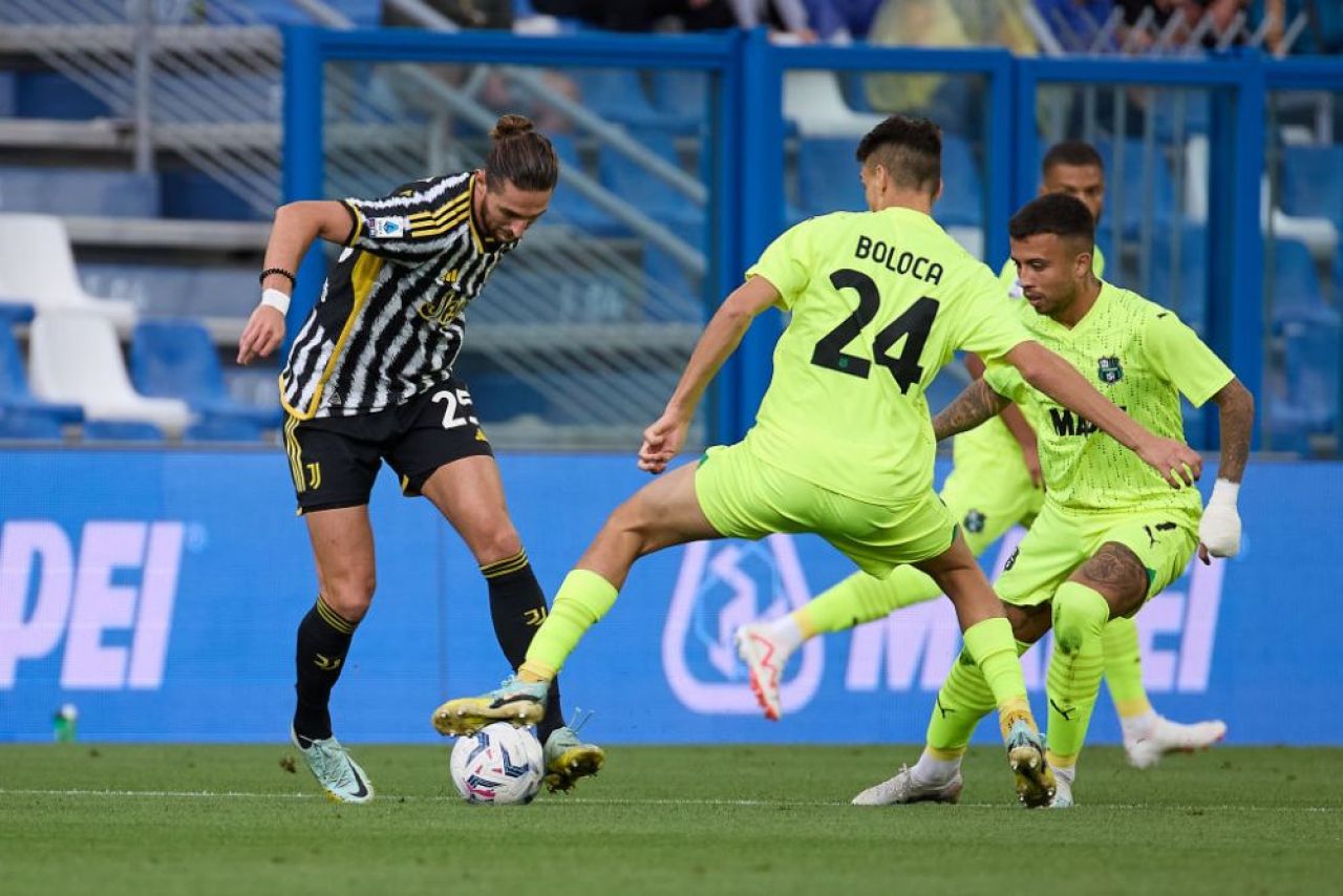 Tontogol! Gafă uriașă soldată cu un autogol cum rar se vede! Momentul petrecut sub ochii unui român din Serie A_4
