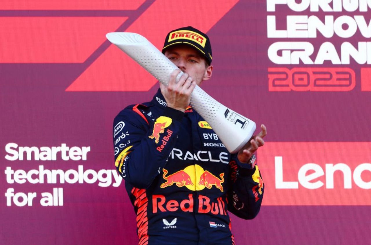 Max Verstappen, campion la Marele Premiu de Formula 1 al Japoniei! Trofeul spectaculos primit + Red Bull, al șaselea titlu la constructori câștigat _1