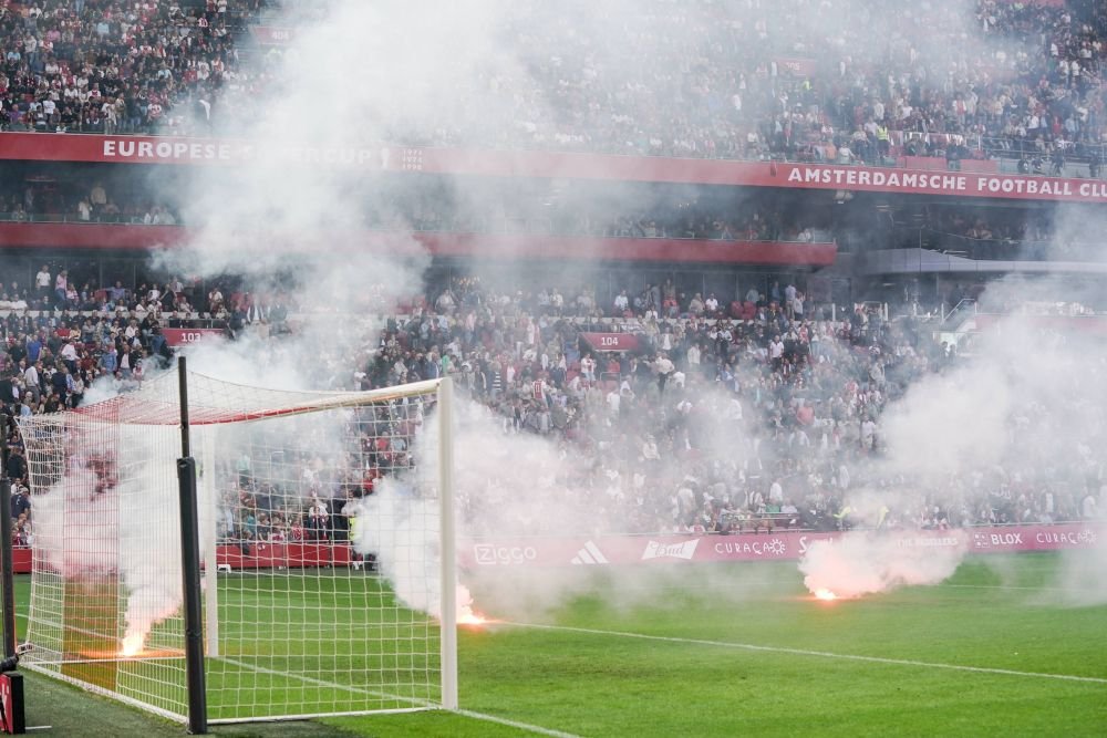 Țările civilizate! Fanii lui Ajax nu au mai suportat și au oprit de tot derby-ul cu Feyenoord, după 0-3 la pauză_5