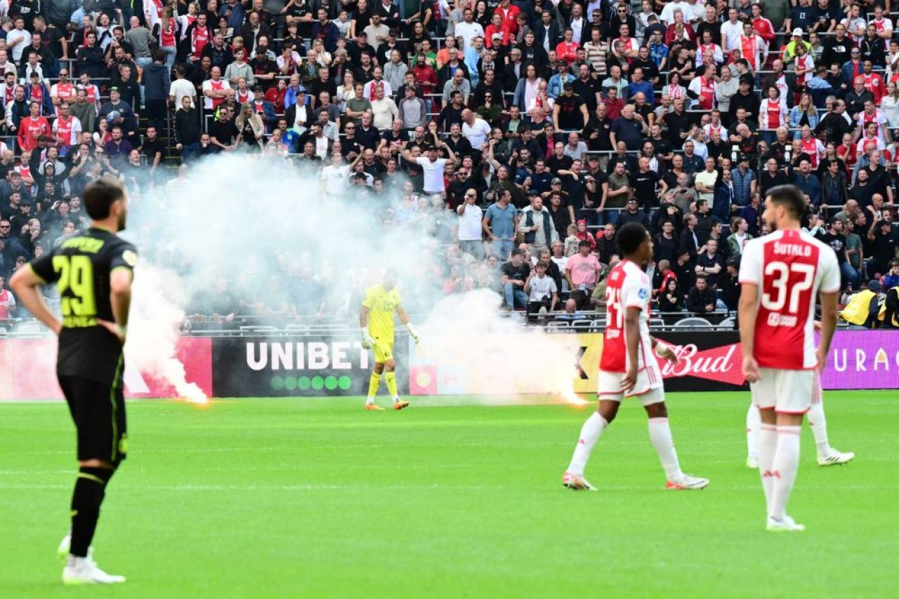 Țările civilizate! Fanii lui Ajax nu au mai suportat și au oprit de tot derby-ul cu Feyenoord, după 0-3 la pauză_1