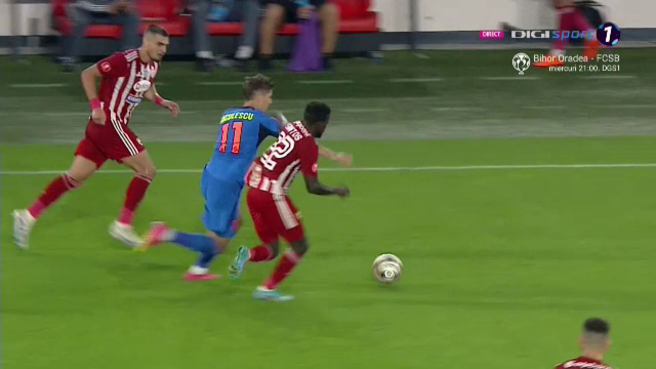 Francisco Junior i-a spart buza lui David Miculescu și a rămas pe teren. Verdictul specialistului_4