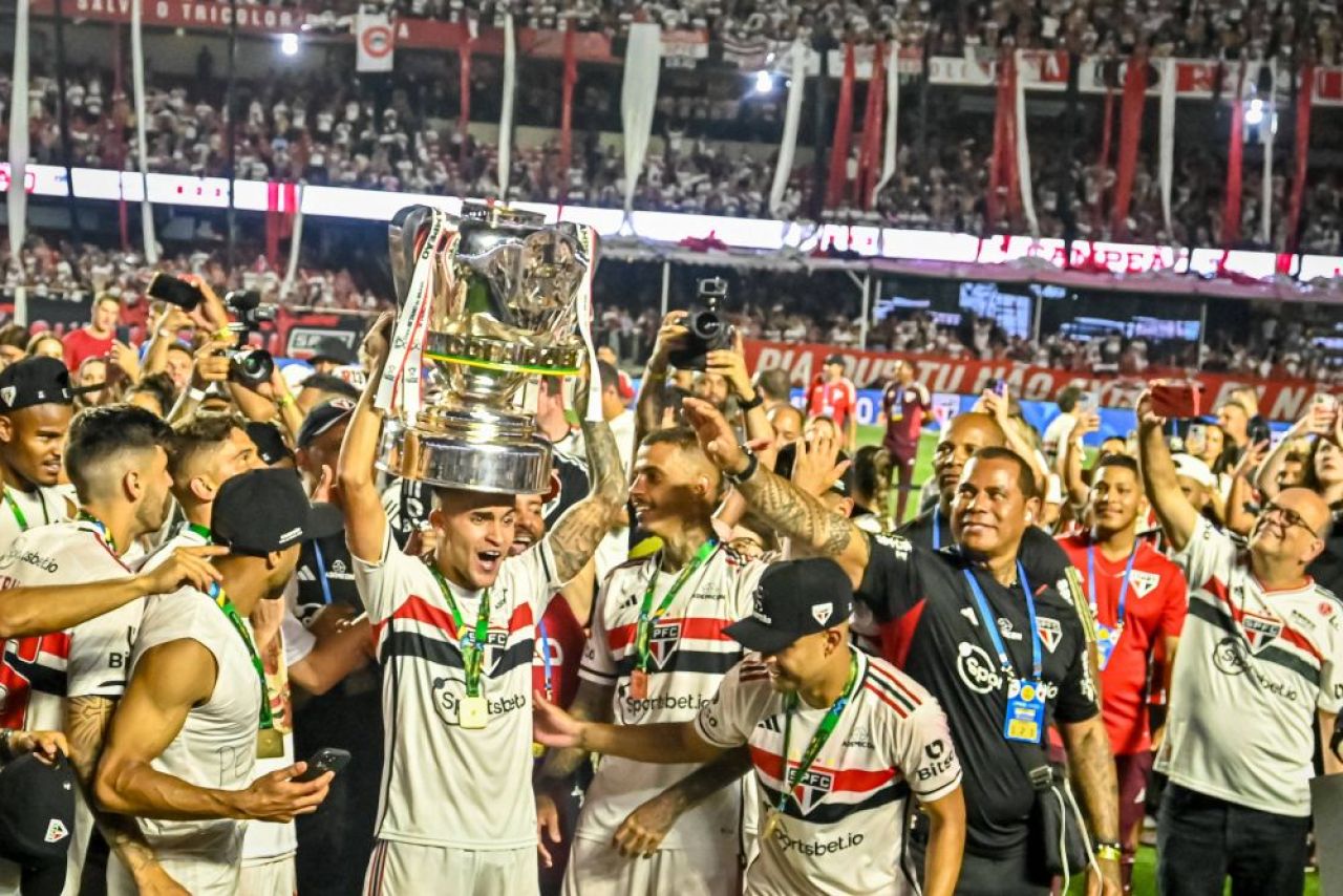Sao Paulo a câștigat primul trofeu după mai bine de un deceniu! A fost nebunie pe Estádio do Morumbi_2