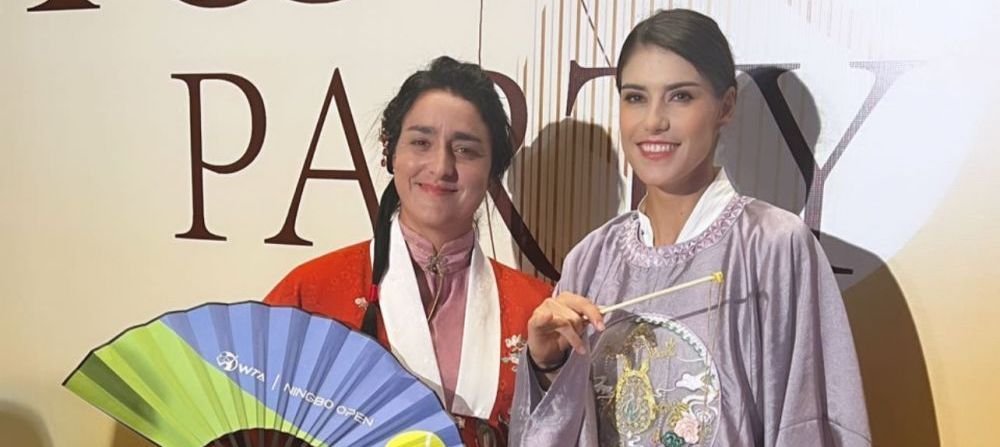 Sorana C&icirc;rstea, apariție extraordinară &icirc;n haine tradiționale chinezești: rom&acirc;nca s-a pozat inedit alături de Ons Jabeur