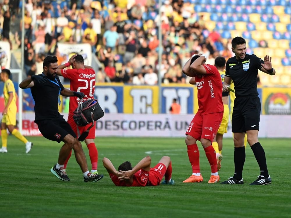 Cum a fost Valentin Țicu surprins la pauza meciului cu FC Hermannstadt: 