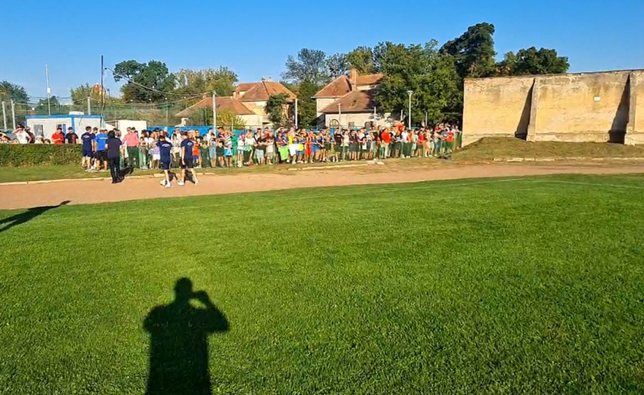 Primire spectaculoasă la Oradea! FCSB s-a antrenat în fața a zeci de spectatori + vizitator-surpriză_2