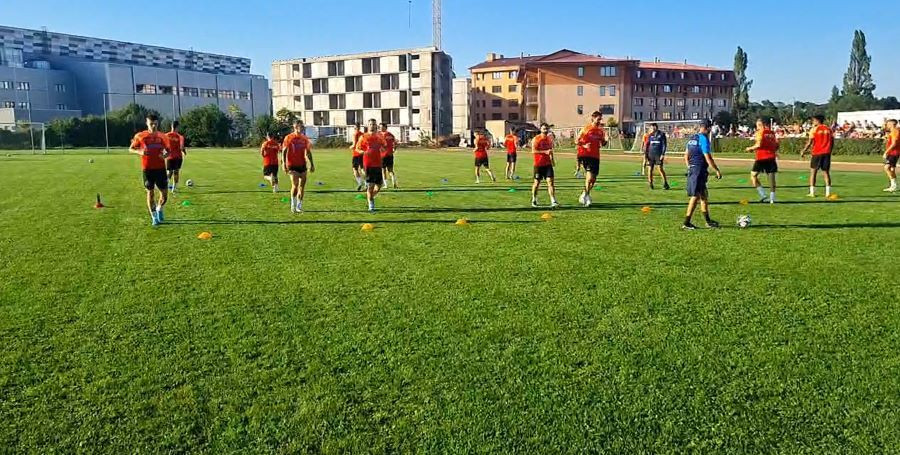 Primire spectaculoasă la Oradea! FCSB s-a antrenat &icirc;n fața a zeci de spectatori + vizitator-surpriză