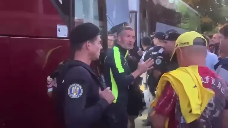FC Bihor - FCSB. MM Stoica a coborât la suporterii aflați la stadion, care blocau calea de acces a autocarului