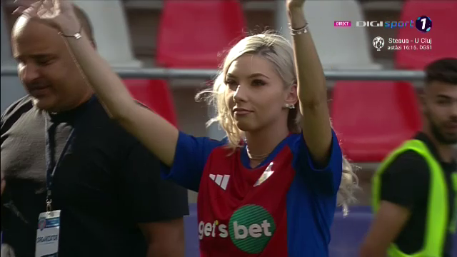 Bernadette Szocs a dat lovitura de start în CSA Steaua - 'U' Cluj! Prezentare de gală oferită de crainicul stadionului_2