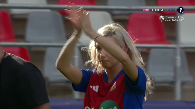 Bernadette Szocs a dat lovitura de start în CSA Steaua - 'U' Cluj! Prezentare de gală oferită de crainicul stadionului_3