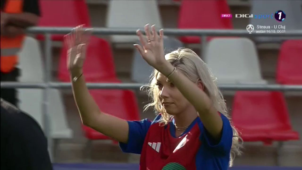 Bernadette Szocs a dat lovitura de start în CSA Steaua - 'U' Cluj! Prezentare de gală oferită de crainicul stadionului_4