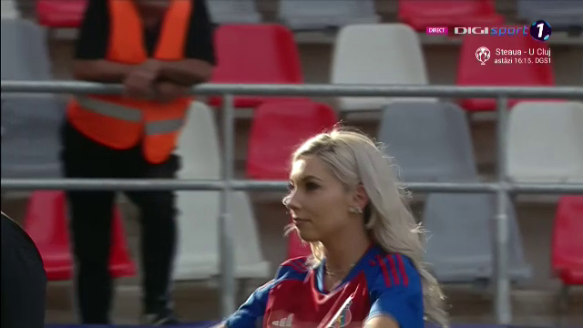 Bernadette Szocs a dat lovitura de start în CSA Steaua - 'U' Cluj! Prezentare de gală oferită de crainicul stadionului_5